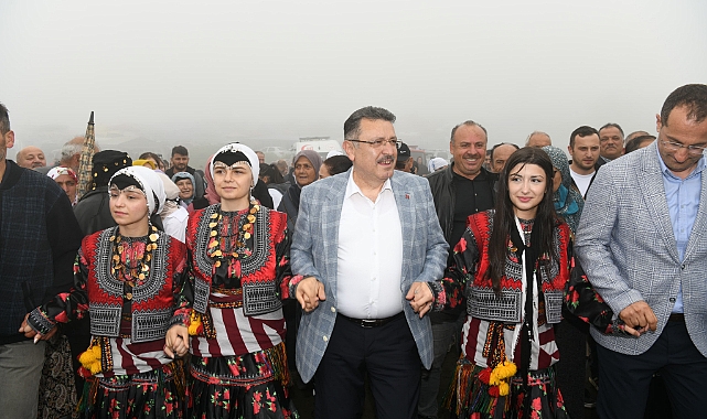 BAŞKAN GENÇ’TEN HIDIRNEBİ ŞÖLENİ’NDE YOL SÖZÜ: “ŞENLİKTEN ÖNCE BİTİRECEĞİZ”
