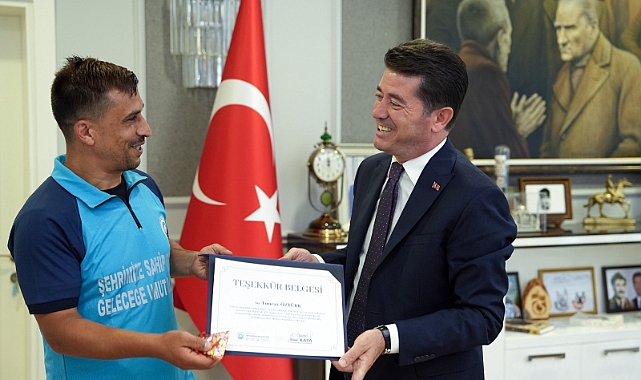 BAŞKAN KAYA, ÖRNEK DAVRANIŞ SERGİLEYEN PERSONELE TEŞEKKÜR BELGESİ VERDİ
