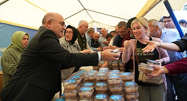 BÜYÜKŞEHİR'DEN VATANDAŞLARA AŞURE İKRAMI