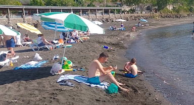 DENİZ SEZONUNDA DOĞU KARADENİZ’DE PLAJLARDA CANKURTARAN YOK, ÜCRET ALANI ÇOK
