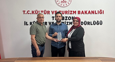 MAHİR ELVAN’A SANAT VE FİLİSTİN DUYARLILIĞI NEDENİYLE İKİ ANLAMLI PLAKET