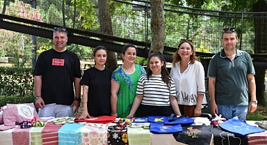 ORTAHİSAR BELEDİYESİ’NDEN ANLAMLI ETKİNLİK EN MU KÖY YERLEŞKESİ’NDEKİ ÖZEL BİREYLERİN EL EMEĞİ ÜRÜNLERİ, KERMESTE SERGİLENDİ