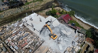 ARSİN'DE KAÇAK YAPI YIKILDI