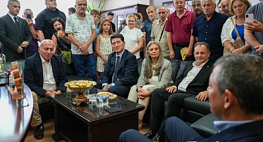 CHP LİDERİ ÖZGÜR ÖZEL’İN BEŞİKDÜZÜ ZİYARETİNDE “OTURMA KRİZİ” DİKKAT ÇEKTİ