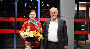 DÜNYA ÜÇÜNCÜSÜ BEYZA NUR AKKUŞ'A COŞKULU KARŞILAMA