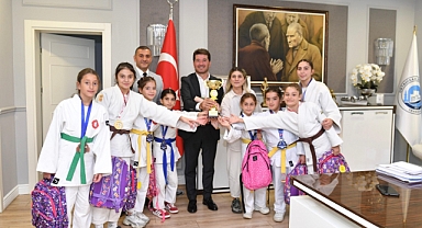 ŞAMPİYON SPORCULARDAN BAŞKAN KAYA’YA TEŞEKKÜR ZİYARETİ