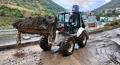 BÜYÜKŞEHİR BELEDİYESİ’NDEN HEYELANLARA ANINDA MÜDAHALE