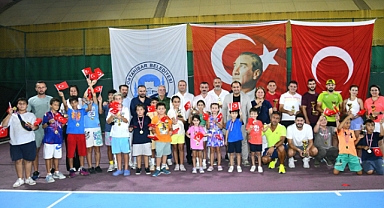 ZAFER BAYRAMI TENİS KUPASI’NDA DERECEYE GİRENLERE ÖDÜLLERİ VERİLDİ