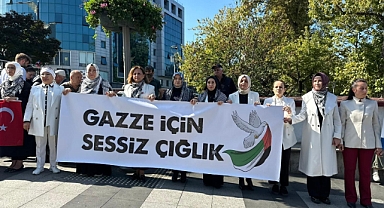 AK PARTİ İL BAŞKANLIĞI ÖNÜNDE “GAZZE İÇİN SESSİZ ÇIĞLIK” ETKİNLİĞİ