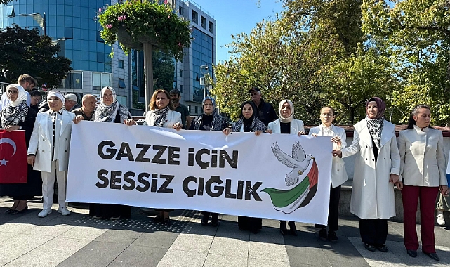 AK PARTİ İL BAŞKANLIĞI ÖNÜNDE “GAZZE İÇİN SESSİZ ÇIĞLIK” ETKİNLİĞİ