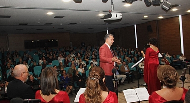 SANATSEVERLER “KIRMIZI GÜL” KONSERİNDE BULUŞTU