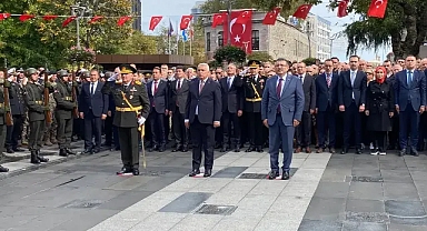 TRABZON’DA CUMHURİYET BAYRAMI DOLAYISIYLA ATATÜRK ANITINA ÇELENK SUNULDU