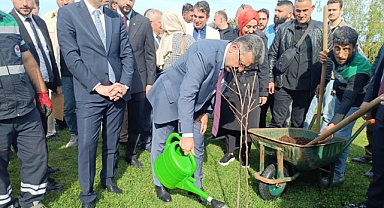 TRABZON’DA YEREL MEYVE TÜRLERİ İÇİN 5 BİN 300 FİDAN DAĞITILDI
