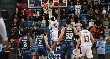 TRABZONSPOR'UN YILDIZLARI, BASKETBOL TAKIMINA DESTEK OLMAK ÜZERE HAYRİ GÜR'E GELDİ