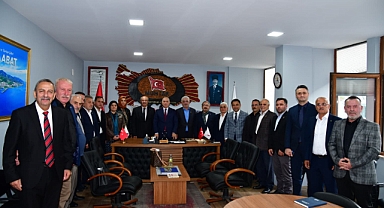 VALİ YILDIRIM’DAN AKÇAABAT MUHTARLAR DERNEĞİNE ZİYARET