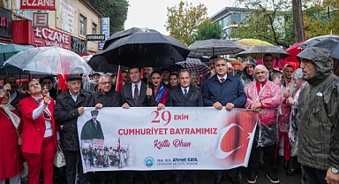 YOĞUN YAĞMUR CUMHURİYET COŞKUSUNA ENGEL OLMADI