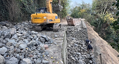 BÜYÜKŞEHİR TAŞ DUVARLARLA GÜVENLİ YOLLAR OLUŞTURUYOR