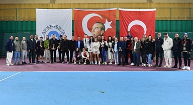 CUMHURİYET TENİS TURNUVASI’NDA ÖDÜLLER SAHİPLERİNİ BULDU