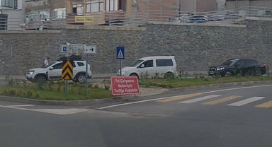 HASTANEYE ULAŞIMDA KARMAŞA: YÖN TABELALARINA ÇUVAL GEÇİRİLDİ