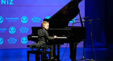 PİYANİST ÇOCUKLAR PERFORMANSLARIYLA MEST ETTİ