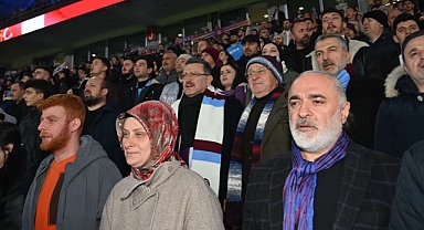 BAŞKAN GENÇ, PROTOKOL TRİBÜNÜ YERİNE MARATONDA TARAFTARLARLA YER ALDI