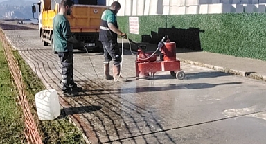 BÜYÜKŞEHİR SAHİLDEKİ YÜRÜYÜŞ YOLUNU YENİLİYOR 