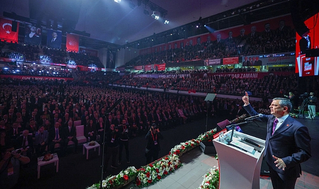 CHP KURULTAYI'NDA ÖZEL'İN LİSTESİ FİRESİZ ONAY ALDI