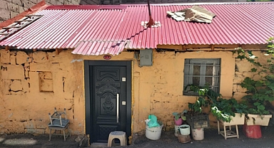 ORTAHİSAR BELEDİYESİ, İHTİYAÇ SAHİBİ VATANDAŞIN EVİNİ YENİLEDİ