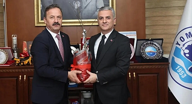 YAVUZ AĞIRALİOĞLU’NDAN YOMRA BELEDİYESİ’NE NEZAKET ZİYARETİ