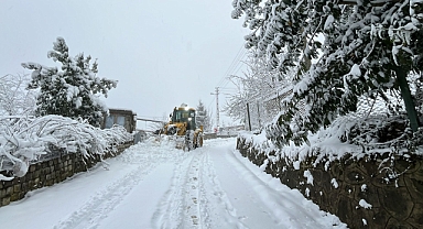 AKÇAABAT BELEDİYESİ SAHADA! KAR TEMİZLEME VE YOL AÇMA ÇALIŞMALARI SÜRÜYOR