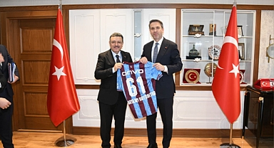 BAKAN BAYRAKTAR’DAN TRABZON BÜYÜKŞEHİR BELEDİYESİ’NE ZİYARET