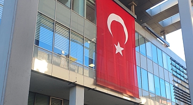 BÜYÜKŞEHİR'İN BİNALARI BAYRAKLARLA SÜSLENDİ