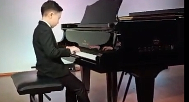 MİNİK PİYANİST ALİ MERT ASLAN’DAN VİYANA’DA TRABZONSPOR MARŞI SÜRPRİZİ VİYANA