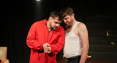 SUÇ DEĞİŞİYOR, SUÇLU AYNI KALIYOR: GUGULUMDAKİLER’TEN ABSÜRD KOMEDİ