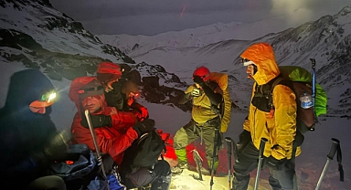 TRABZONLU DAĞCILAR DEMİRKAPI TEPESİ'NE KIŞ ZİRVESİ TIRMANIŞI GERÇEKLEŞTİRDİ