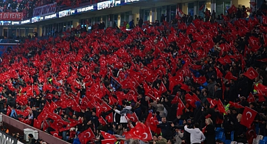 TRABZONSPOR TARAFTARI BAYRAĞINA SAHİP ÇIKTI: PAPARA PARK KIRMIZI BEYAZ