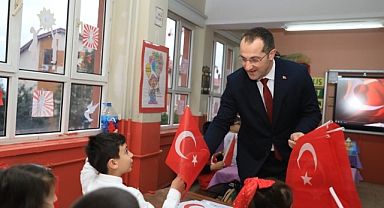 BAŞKAN EKİM’DEN YENİ DÖNEMİN İLK GÜNÜNDE ÖĞRENCİLERE TÜRK BAYRAĞI