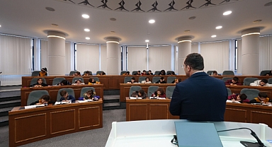 BAŞKAN EKİM YEREL YÖNETİMLER DERSİ İÇİN GELEN ÖĞRENCİLERİ MİSAFİR ETTİ