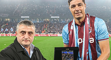 ESKİ FUTBOLCU OSCAR CARDOZO'YA TEŞEKKÜR PLAKETİ