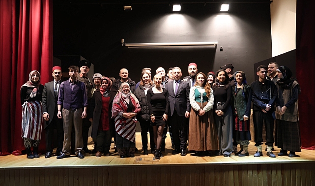 İLÇELERDE TİYATRO ŞÖLENİ SÜRÜYOR