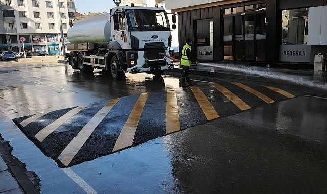 BÜYÜKŞEHİR EKİPLERİNDEN BAYRAM TEMİZLİĞİ