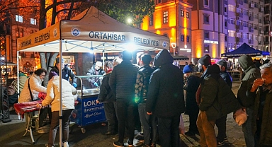 ORTAHİSAR BELEDİYESİ, DEPREMLERDE HAYATINI KAYBEDENLER İÇİN LOKMA DAĞITTI
