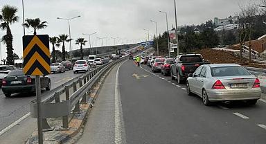 TRABZON AVM ÖNÜNDE ARAÇ KUYRUĞU: TRAFİK EKİPLERİ SEFERBER OLDU