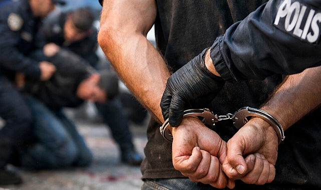 TRABZON’DA KAVGA KANLI BİTTİ! BİR KİŞİ BIÇAKLANDI