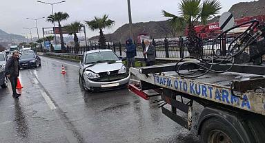 TRABZON’DA YAĞIŞ KAZALARI BERABERİNDE GETİRDİ: 19 ARAÇ HASAR ALDI