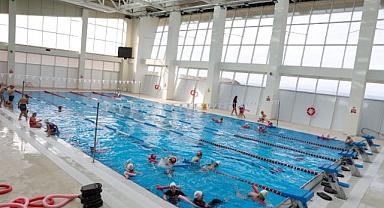 AKÇAABAT BELEDİYESİ ÇOCUKLARIN YANINDA: BAŞKAN EKİM YÜZME KURSUNDA MİNİK KURSİYERLERLE BULUŞTU