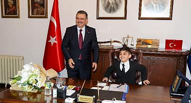 BAŞKAN GENÇ, KOLTUĞUNU MİNİK HAMZA’YA DEVRETTİ