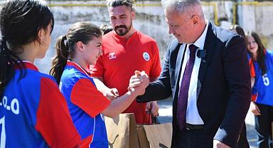 ORTAHİSAR BELEDİYESİ, FUTSAL ŞAMPİYONU ATA ORTAOKULU’NA MALZEME DESTEĞİ SAĞLADI