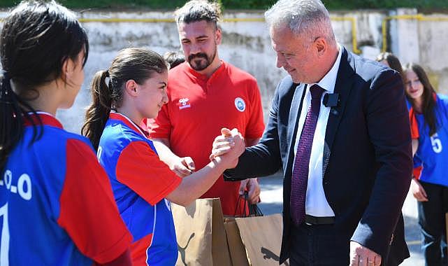 ORTAHİSAR BELEDİYESİ, FUTSAL ŞAMPİYONU ATA ORTAOKULU’NA MALZEME DESTEĞİ SAĞLADI