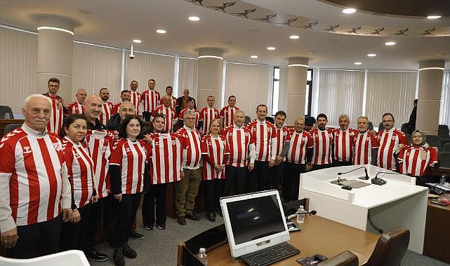 ŞAMPİYONLUK GURURU MECLİS’TE PAYLAŞILDI: BAŞKAN EKİM’DEN MECLİS ÜYELERİNE SEBAT FORMASI